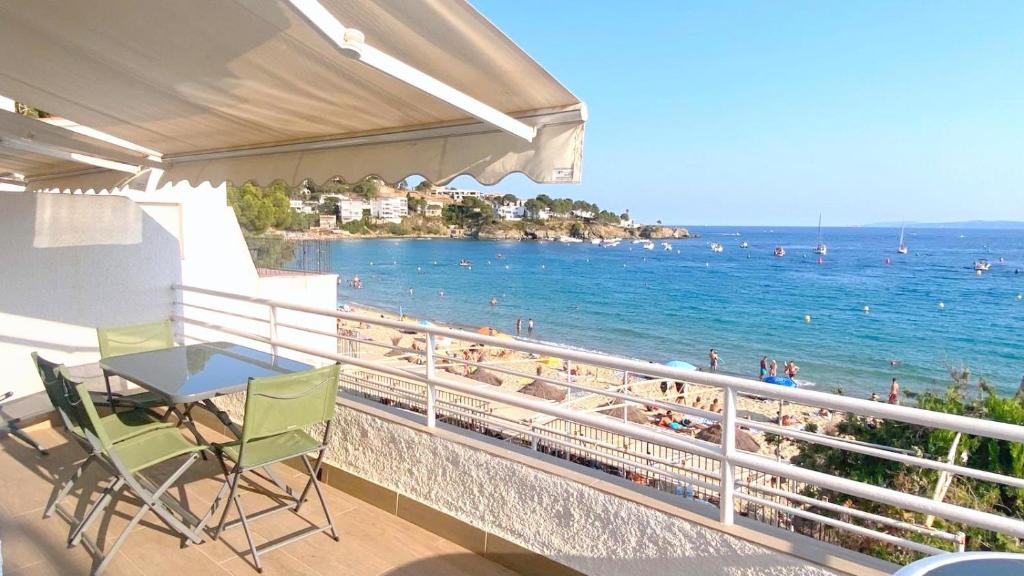 罗萨斯Verones 1c的一个带桌椅和海滩的阳台