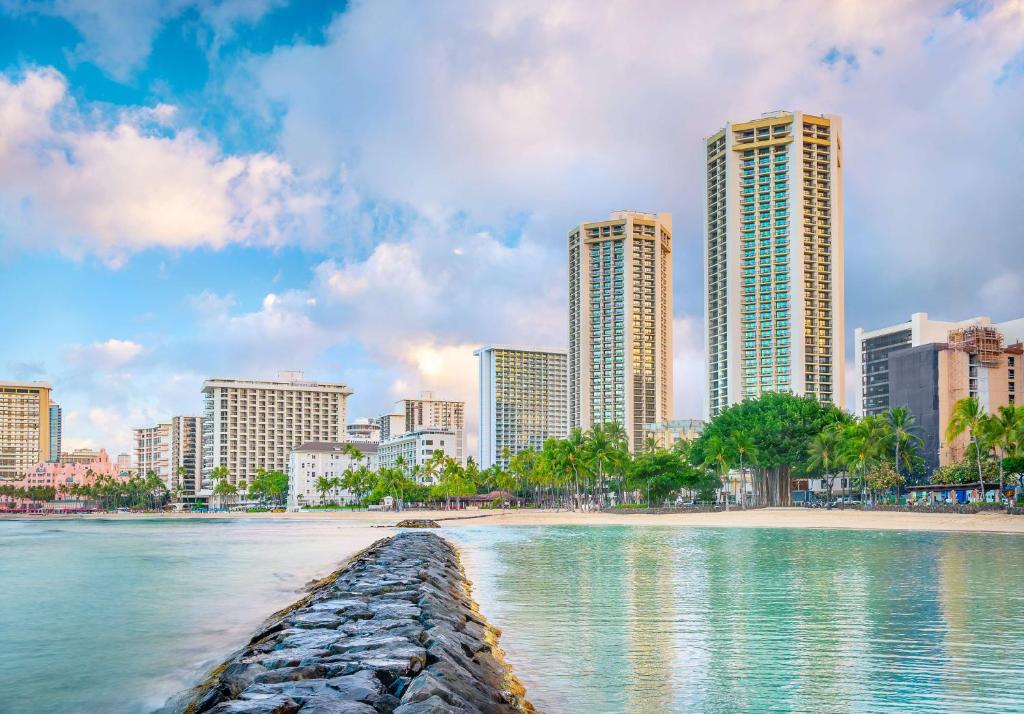 檀香山威基基海滩凯悦水疗度假酒店的城市天际线,拥有海滩和高楼