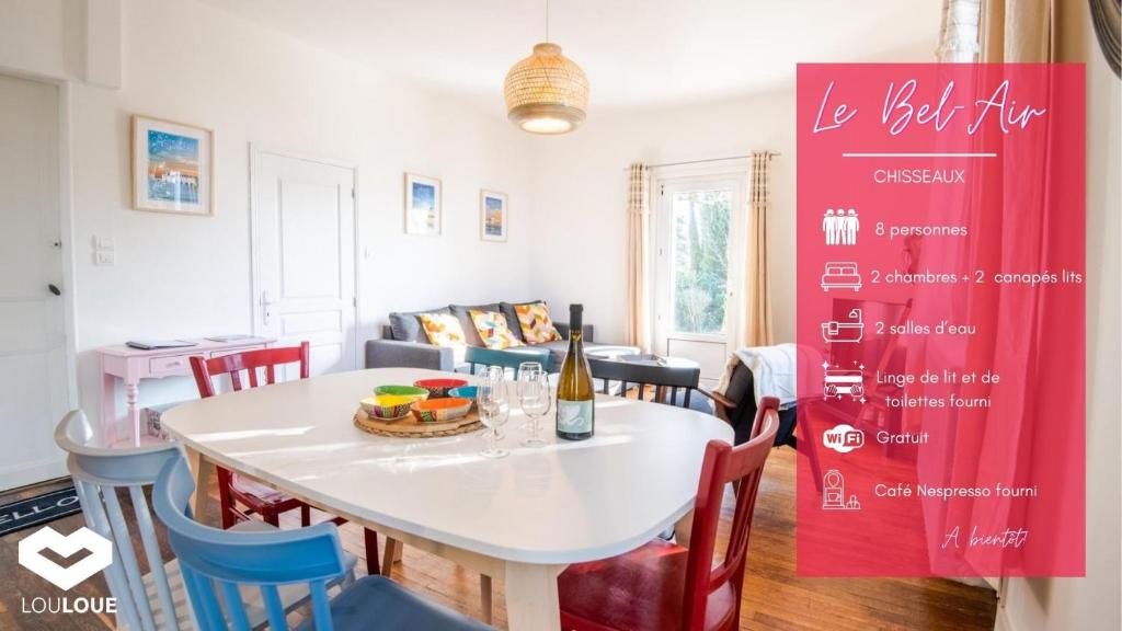 希索"Le BEL AIR de Chisseaux" in the heart of Touraine的一间配备有白色桌椅的用餐室