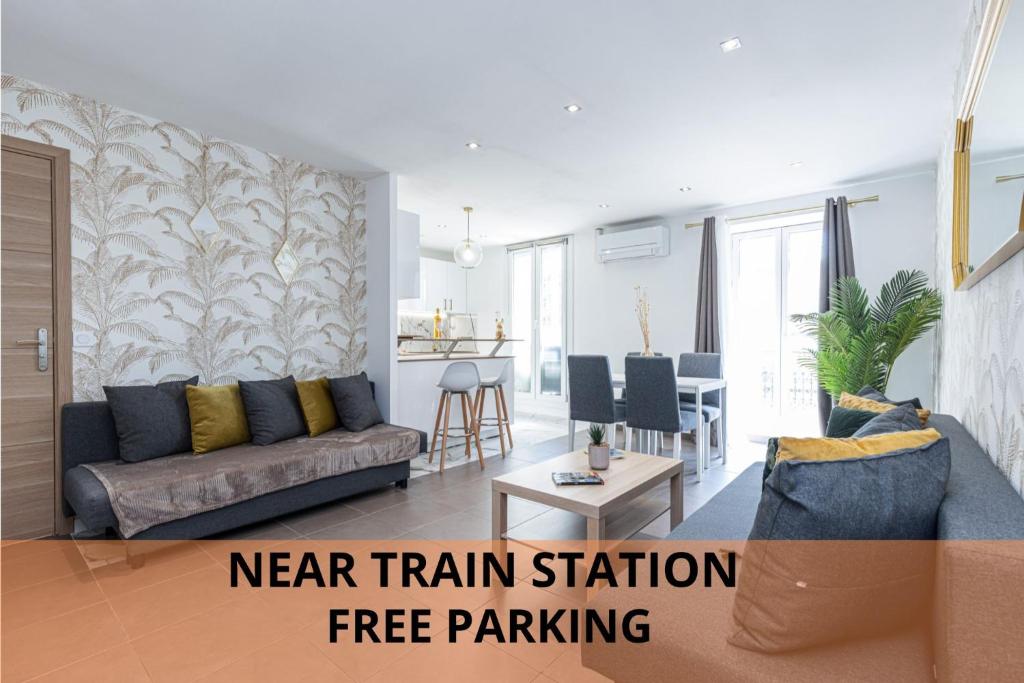 尼斯La Casa Reine Jeanne的客厅设有开往开往开普敦火车站的免费停车场。