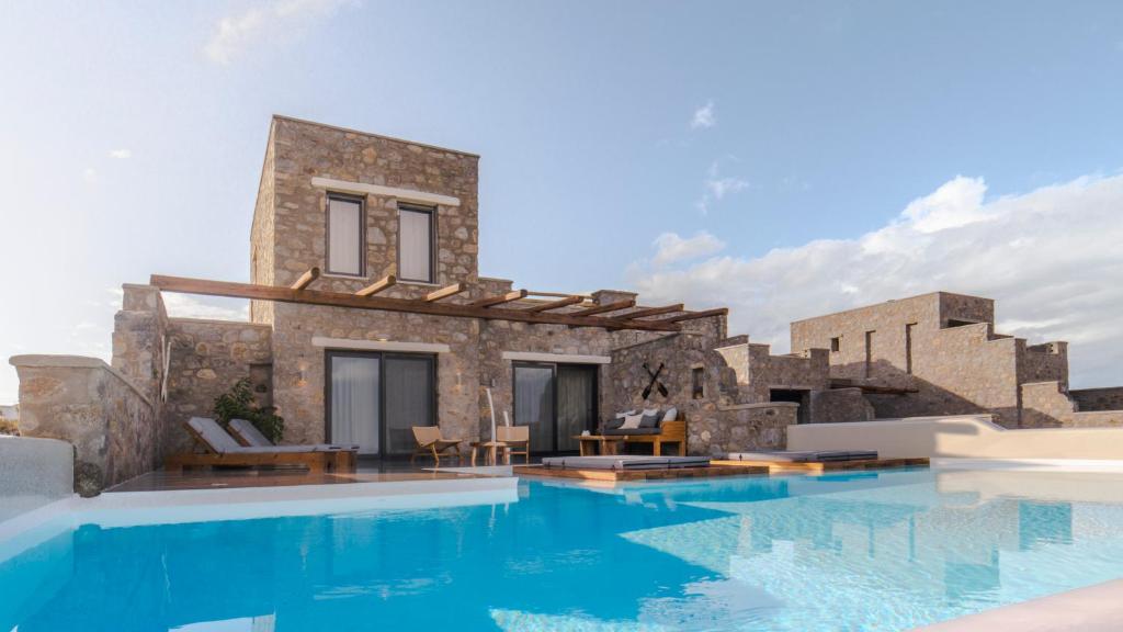 圣安娜纳克索斯Naxos Privilege Villas的别墅前方设有游泳池