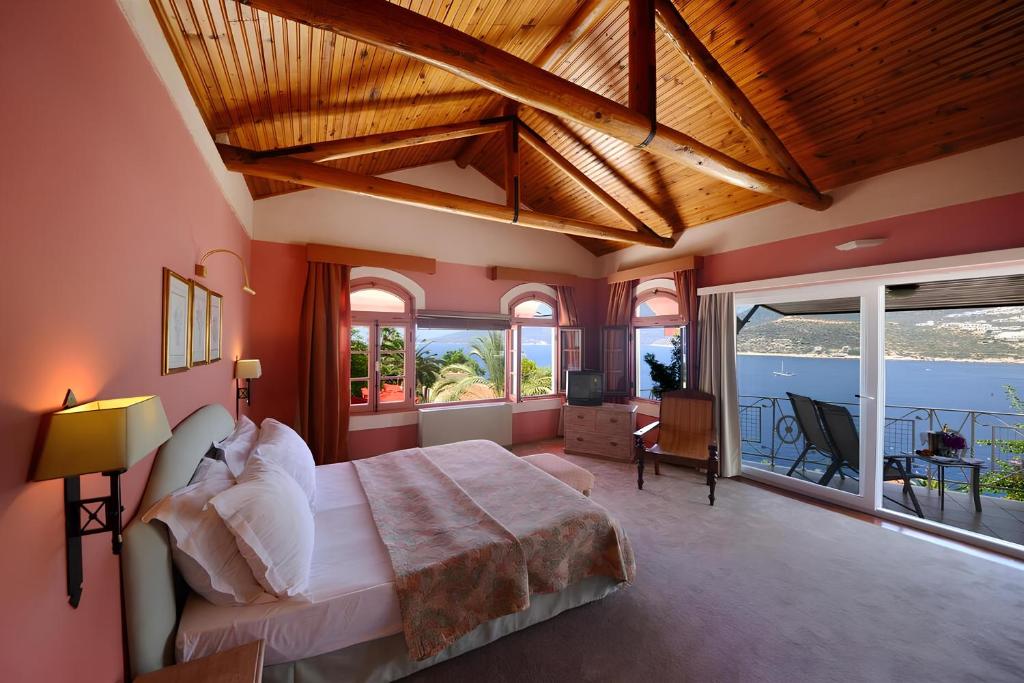 卡尔坎帕塔拉王子度假酒店 - 特殊类别的一间卧室设有一张大床,享有海景