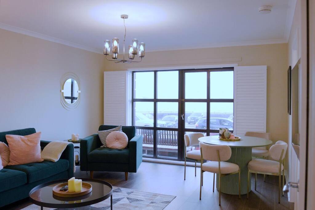 拉格斯Seaside Apartment的客厅配有沙发和桌子
