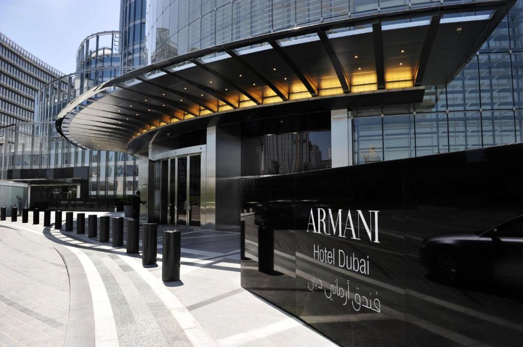 迪拜Armani Hotel Dubai, Burj Khalifa的建筑的侧面有标志