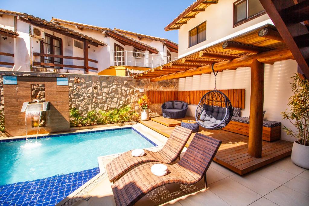 塞古罗港贝姆布拉森酒店的一个带秋千和游泳池的庭院