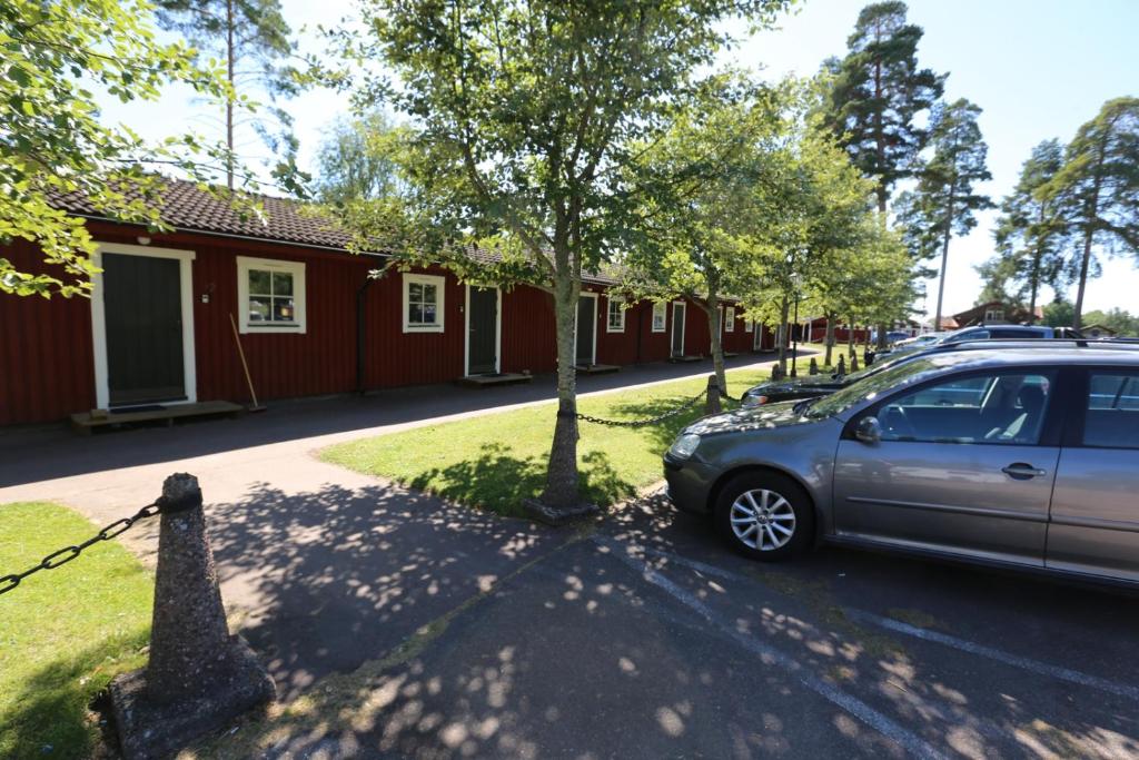 赖特维克Rättviks Golfby的停在房子前面的汽车