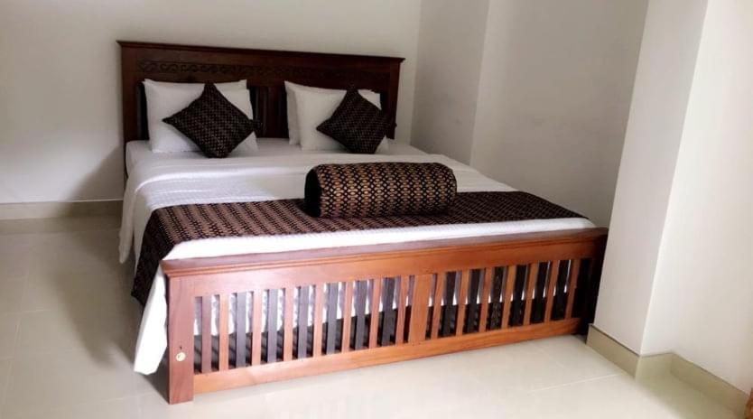 基图尔格勒Cave Kithulgala的一间卧室配有一张木架床