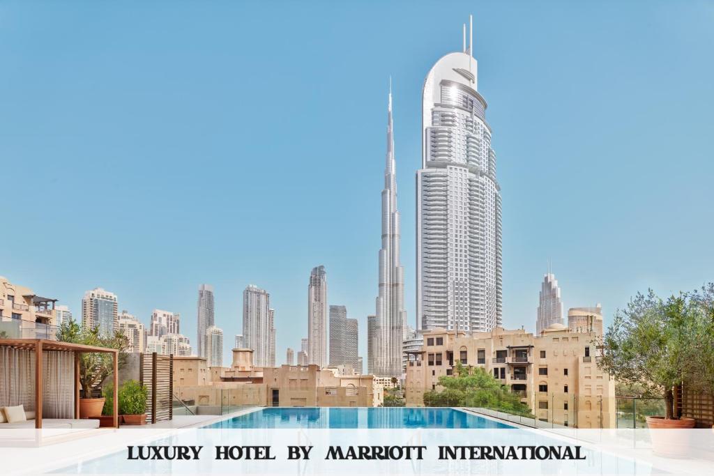 迪拜The Dubai EDITION的 ⁇ 国 ⁇ 帝王摩天大楼的景象