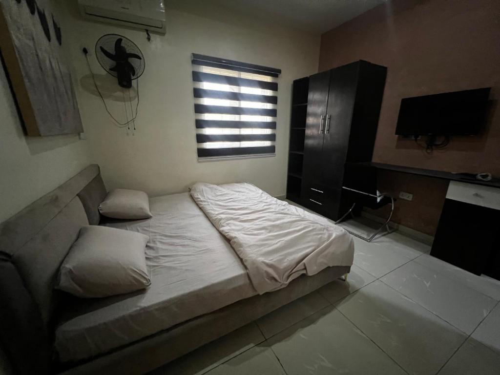 KubwaHouse 17的一间卧室配有一张床,房间设有窗户