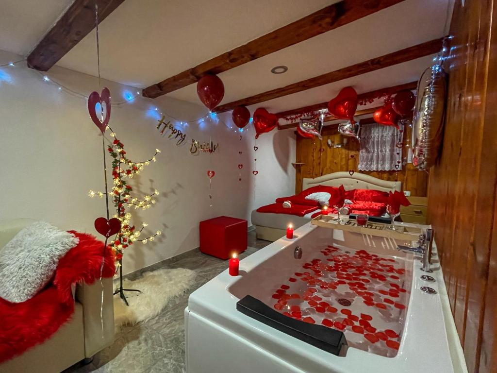 科雷尼察Holiday Home La Sierra的一间房间,有圣诞树和红色气球