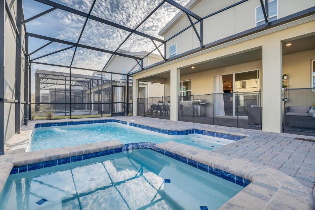 基西米Top Villas - Storey Lake Resort 482的一座带玻璃天花板的别墅内的游泳池