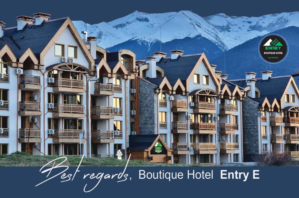 班斯科BOUTIQUE Hotel ENTRY E的一张以山为背景的酒店的照片