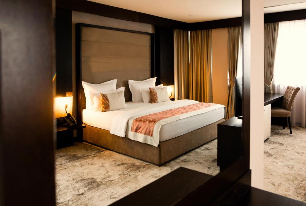 萨拉热窝马拉克丽景湾酒店的酒店客房设有一张大床和一张书桌。