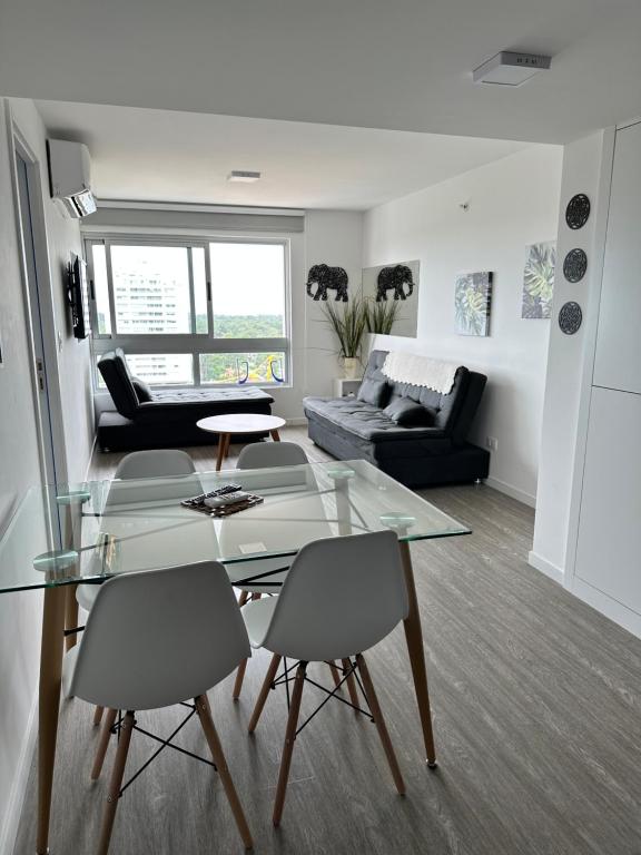 埃斯特角城Moderno Apartamento #1 Excelente ubicación的客厅配有玻璃桌和椅子