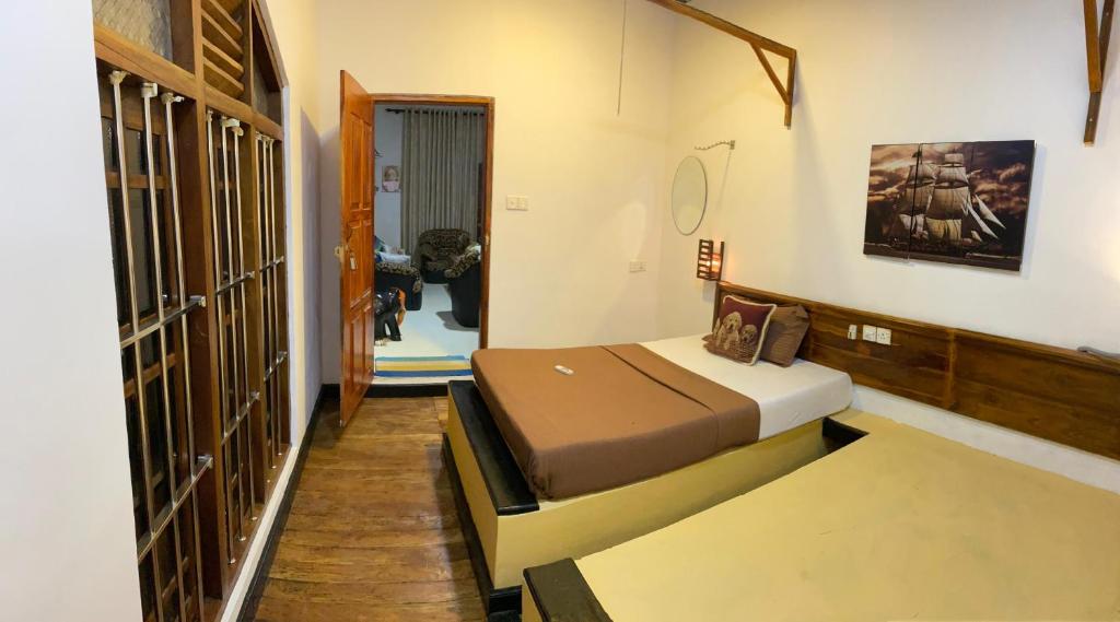 达瓦拉维Freedom Safari Cottage的卧室配有一张床,位于走廊上