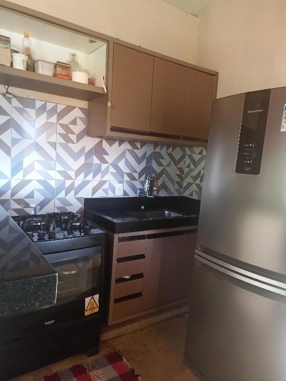 Morro dʼAntaCasa de Andressa的厨房配有水槽和冰箱