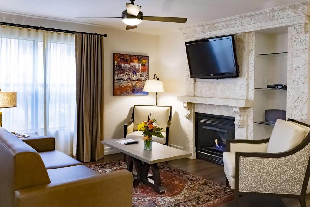 拉斯维加斯WG Flamingo_Bay Resorts的带沙发和壁炉的客厅