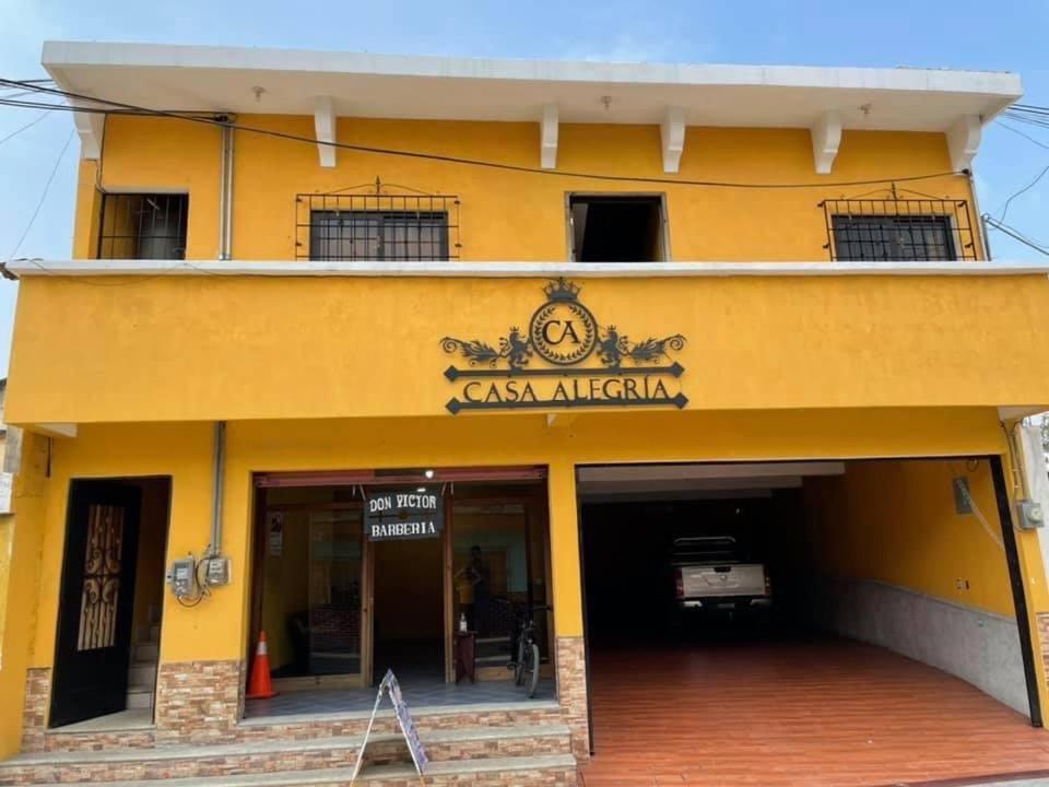 科万Casa Alegria的带有非洲人读取标志的黄色建筑