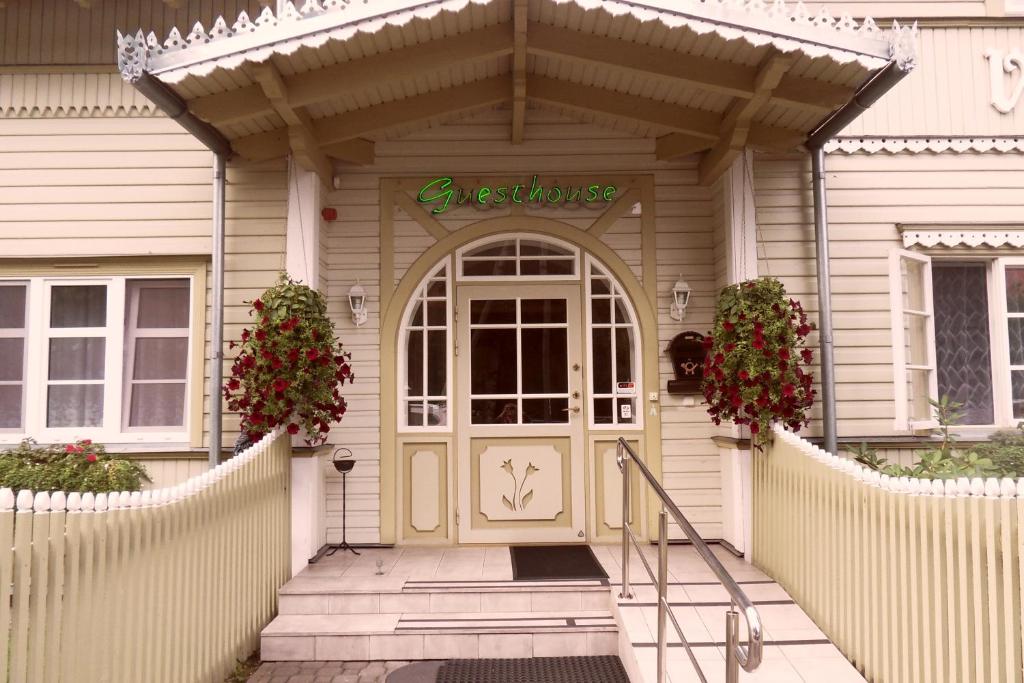 派尔努约翰别墅酒店的门上带有温馨标志的房子