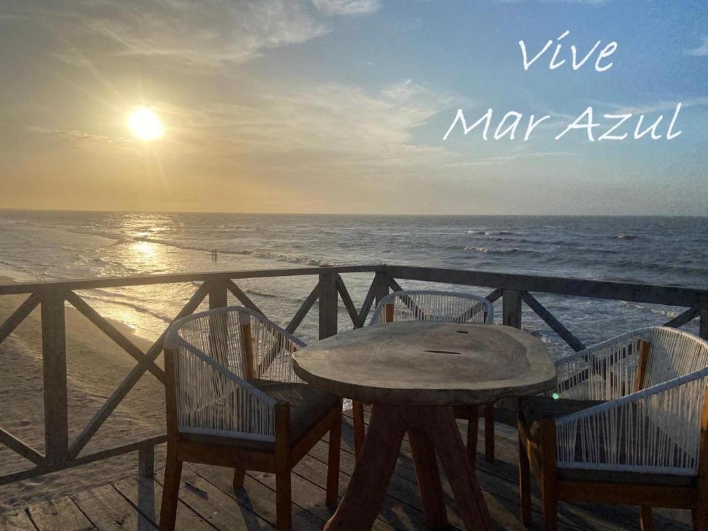 CamaronesMar Azul - Playa y Turismo的码头上的桌椅