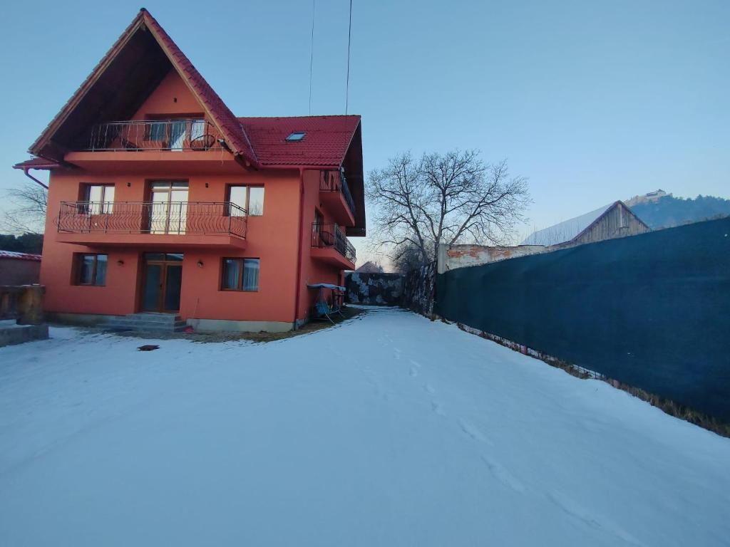 莱斯诺夫Casa Diana Rasnov的围栏旁的雪中房子