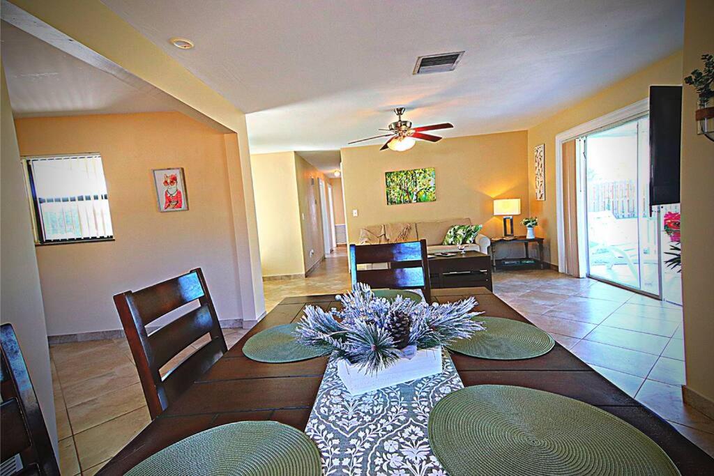 珊瑚角Cozy House in SE Cape Coral. Pet-friendly!的一间带桌子的客厅和一间餐厅