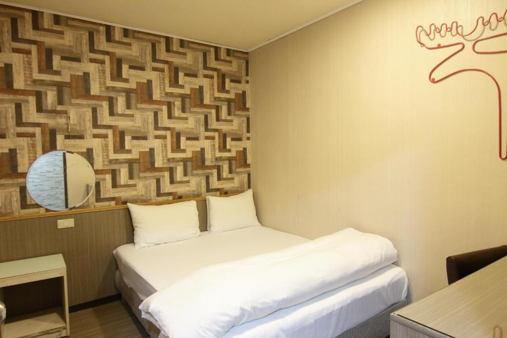 中坜宝山假期旅馆的客房设有两张床和一幅画作的墙壁
