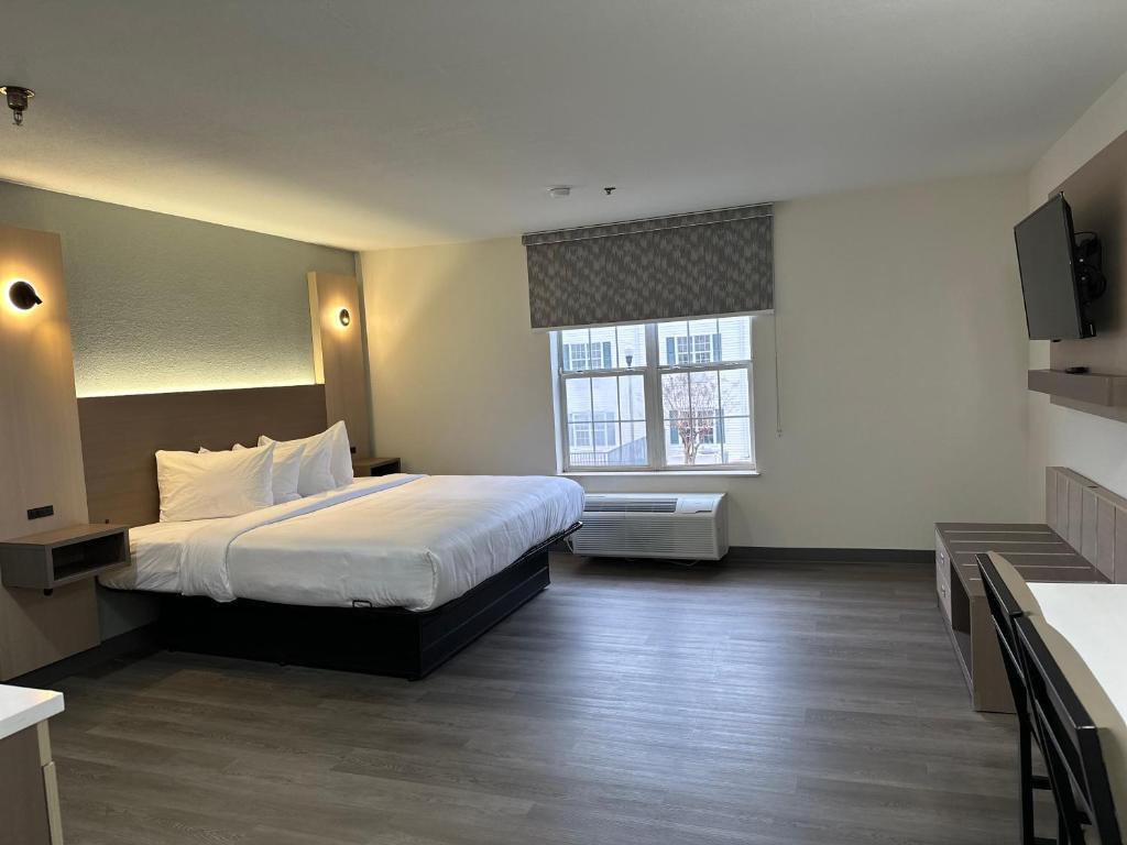 哥伦比亚MainStay Suites Columbia Harbison的酒店客房设有床和窗户。