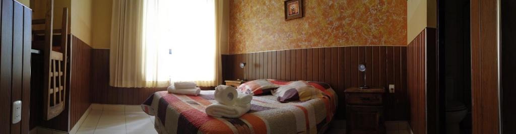 图皮萨Mitru Express Tupiza的一间卧室配有带毛巾的床