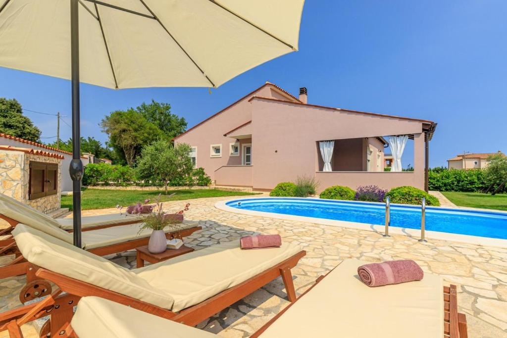 罗波里卡Villa Agri with large Garden and Pool near Pula的一座带游泳池和房子的别墅