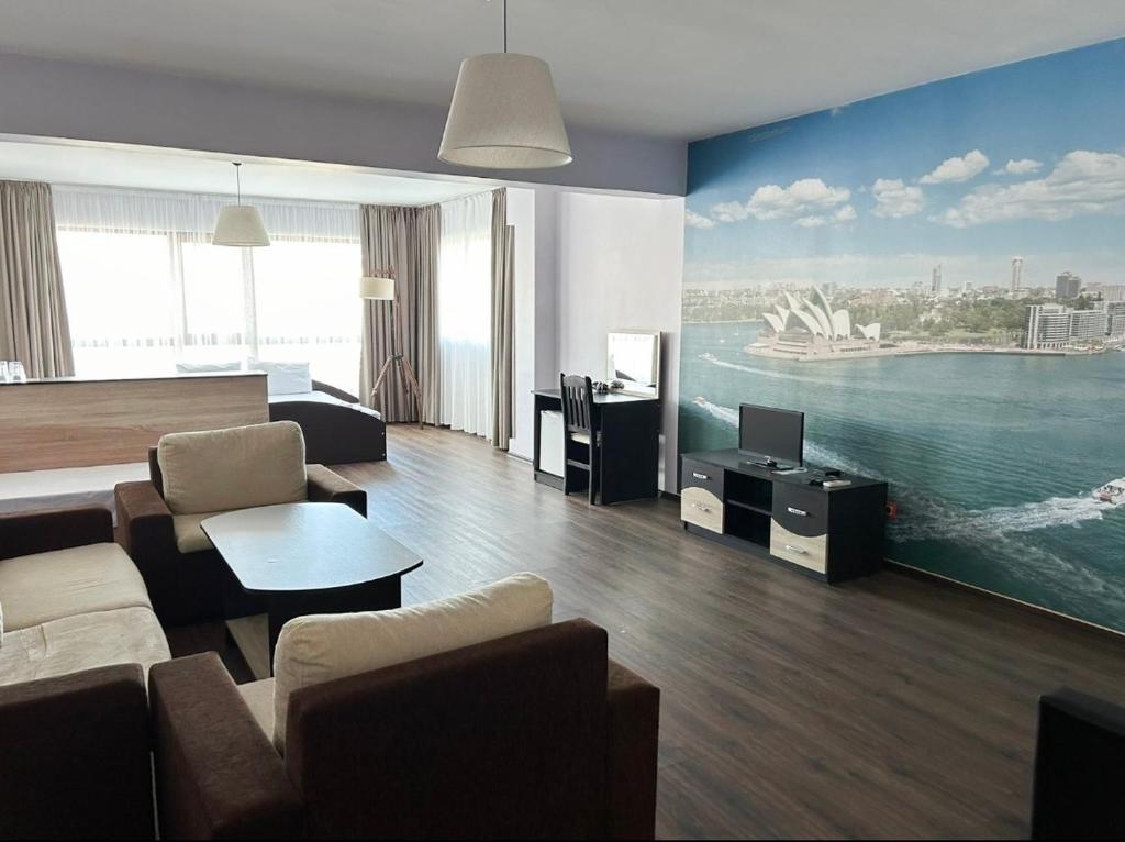 克尔贾利米扎酒店的客厅,有一幅海港大画