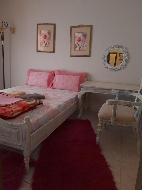 卡兰巴卡Antonioy apartment Kalampaka的卧室配有1张床、1张桌子和1把椅子