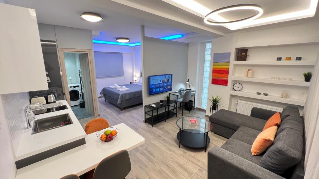 雅典FlatG 23的客厅配有沙发和桌子