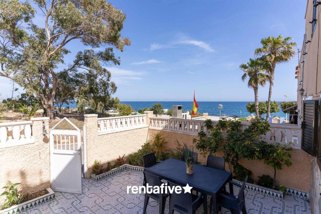 格兰阿利坎特rentafive Nuevo Barbacoa Terraza Playa的阳台享有海景。