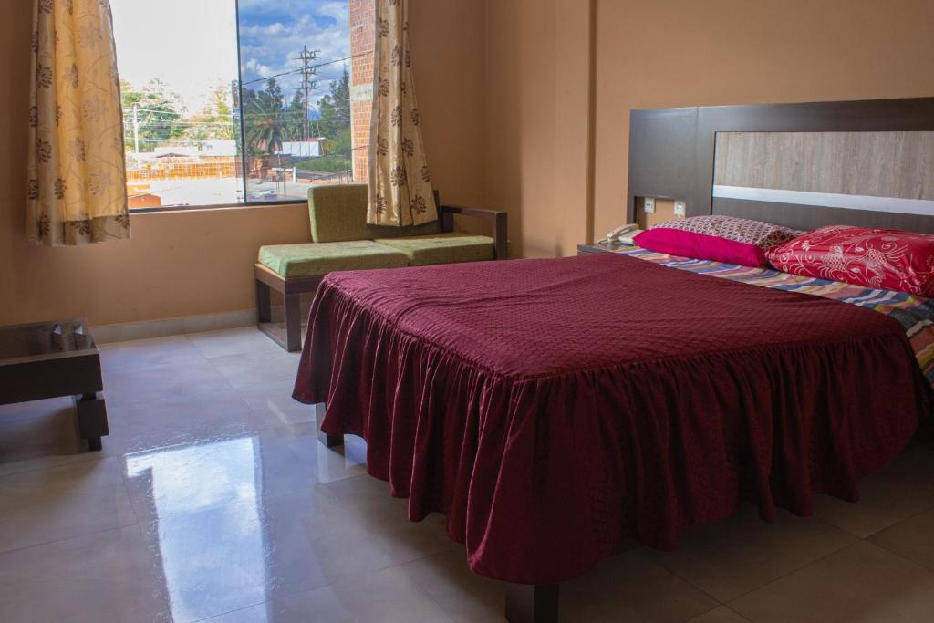塔里哈Residencial Tablada的一间卧室配有一张带红色毯子的大床