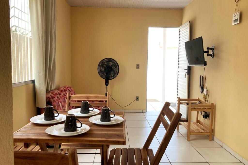 巴纳伊巴Casa Completa e Bem Localizada的一间带桌子和风扇的用餐室
