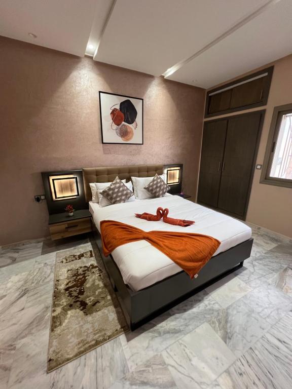 非斯Antonios luxury apartments的一间卧室,卧室内配有一张大床
