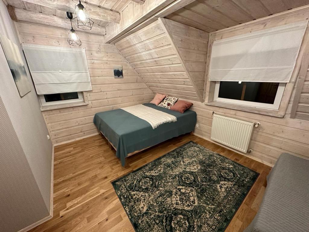 什恰夫尼察Nad Grajcarkiem的一间小卧室,配有床和地毯
