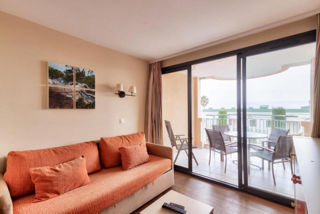 戛纳Résidence Cannes Villa Francia - maeva Home - Appartement 2 pièces 5 perso 634的客厅配有沙发和桌子