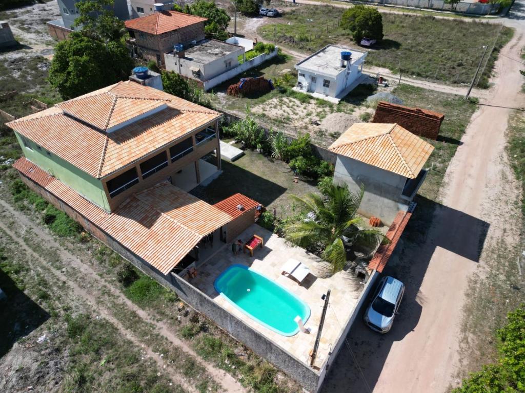 GamelaCantinho da paz jesus nazareno的享有带游泳池的房屋的空中景致