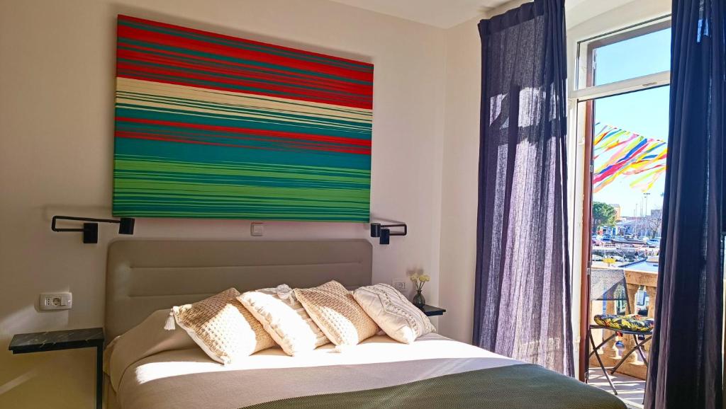 里耶卡City Life Rijeka的卧室配有一张色彩缤纷的壁画床。