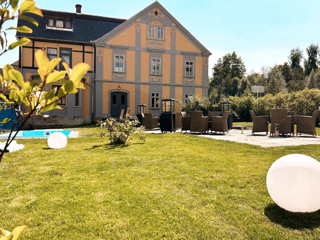 大舍瑙Villa Hänsch Suite 3的一座带椅子和游泳池的庭院