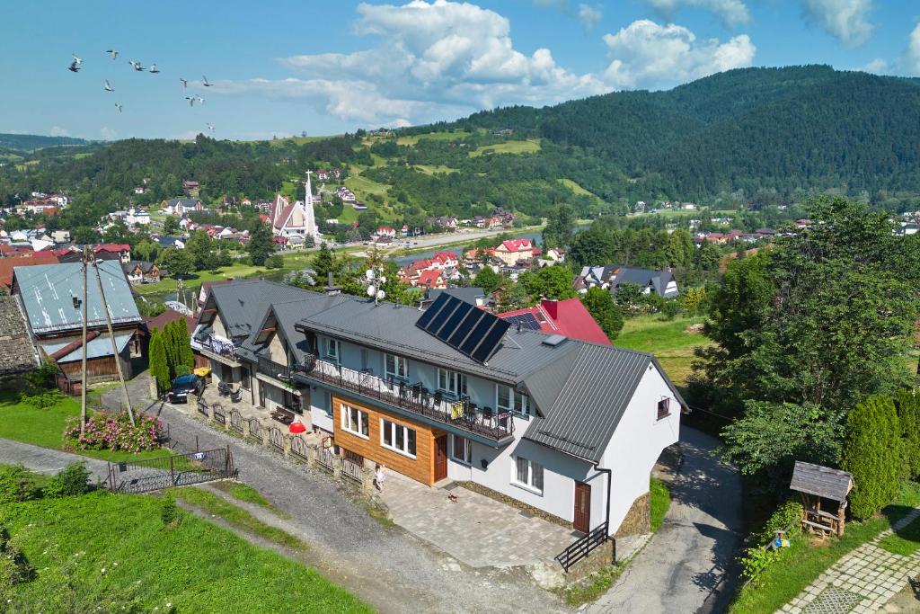 克罗奇琴科Pokoje u Hryców的山丘上房屋的空中景致