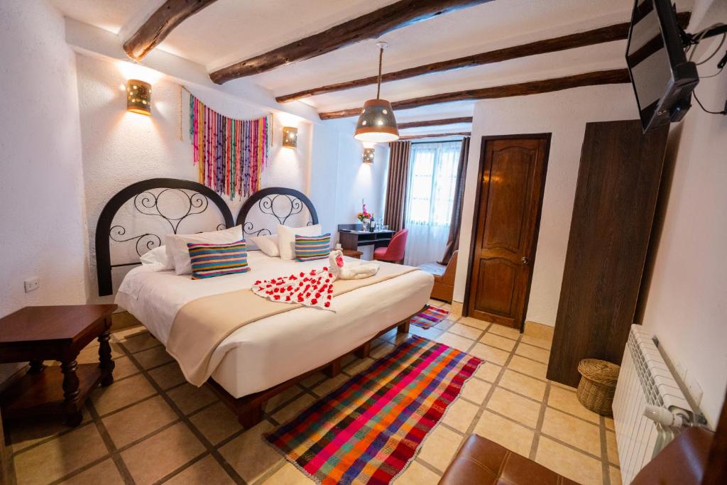 马丘比丘Vilas Insight Hotel Machupicchu的一间卧室,卧室内配有一张大床