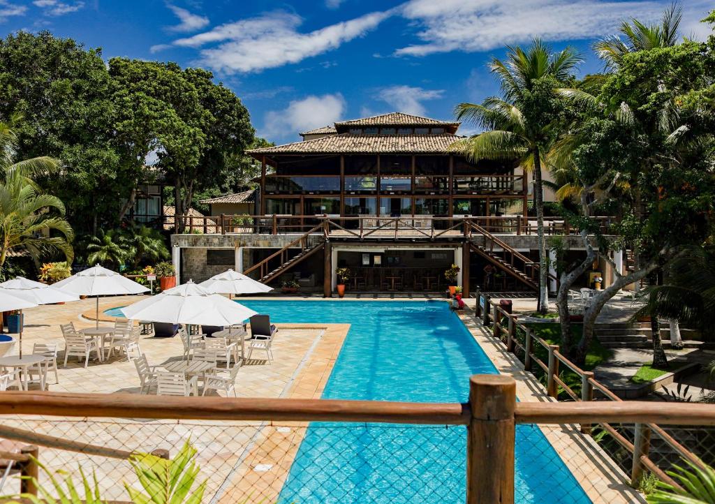 布希奥斯蓬塔尔达菲拉杜拉酒店的一座带游泳池和大楼的度假村