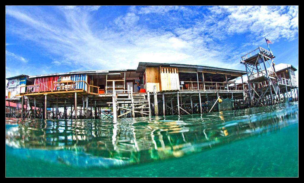 Pulau Mabul 领域潜水员水肺潜水和休闲旅馆的海上水面上的房子