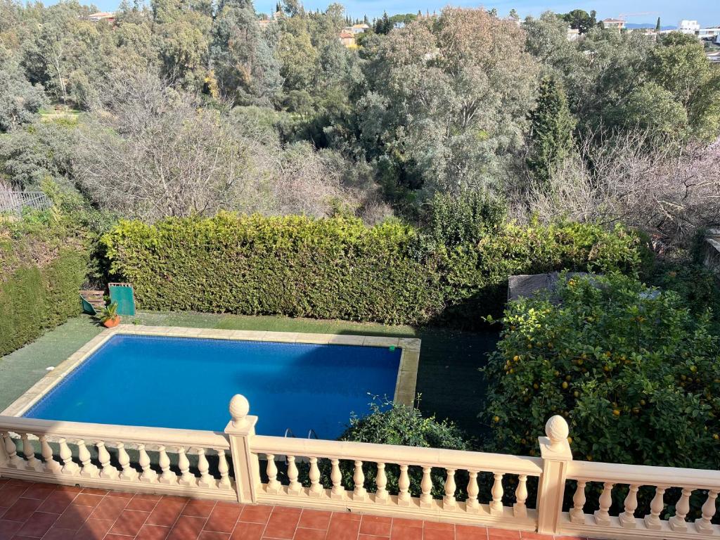 科尔多瓦Villa Carmen的一个带围栏的院子内的游泳池
