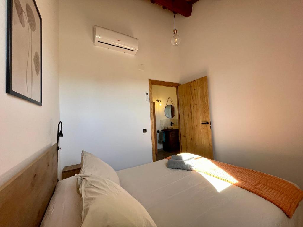 L'AldeaMas de Melonet Delta del Ebro的卧室配有白色的床