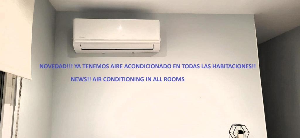 马德里Apt nuevo! 2 hab, baño doble, garaje, Metro a 200m的带有空调的浴室墙上的标志