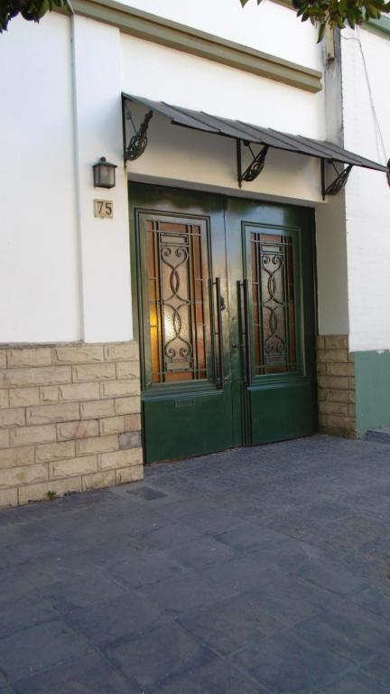 圣米格尔·德·图库玛Albergue Casa Elena的建筑物一侧的一对门
